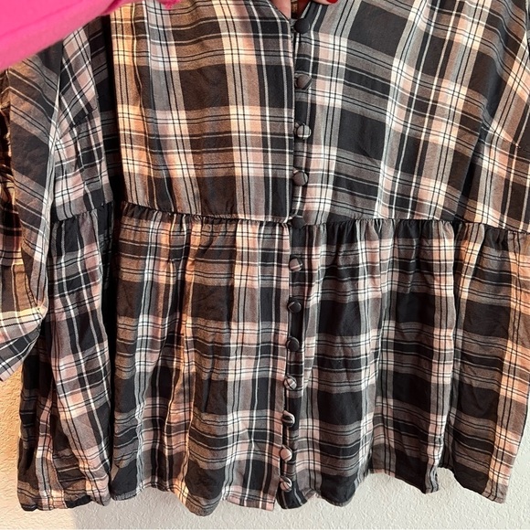 Women’s Torrid pink and gray plaid button front peplum blouse size 2X - Picture 4 of 5